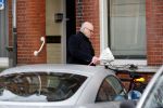 Amsterdam 13 februari 2019
Felix Rottenberg koopt bloemen op de cornelis schuytstraat en brengt ze naar oud burgemeester Ed V Tijn .