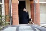 Amsterdam 13 februari 2019
Felix Rottenberg koopt bloemen op de cornelis schuytstraat en brengt ze naar oud burgemeester Ed V Tijn .