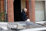 Amsterdam 13 februari 2019
Felix Rottenberg koopt bloemen op de cornelis schuytstraat en brengt ze naar oud burgemeester Ed V Tijn .