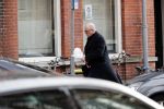 Amsterdam 13 februari 2019
Felix Rottenberg koopt bloemen op de cornelis schuytstraat en brengt ze naar oud burgemeester Ed V Tijn .