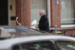 Amsterdam 13 februari 2019
Felix Rottenberg koopt bloemen op de cornelis schuytstraat en brengt ze naar oud burgemeester Ed V Tijn .