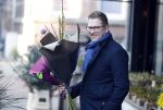 Amsterdam 14 februari 2019
JaÃ¯r Ferwerda haalt bloemen voor zijn vrouw en schoonmoeder bij bloemist Arjan.