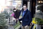 Amsterdam 14 februari 2019
JaÃ¯r Ferwerda haalt bloemen voor zijn vrouw en schoonmoeder bij bloemist Arjan.