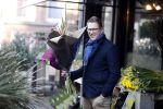 Amsterdam 14 februari 2019
JaÃ¯r Ferwerda haalt bloemen voor zijn vrouw en schoonmoeder bij bloemist Arjan.
