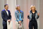 Enschede 26 februari 2019
Presentatie cast van Hanna van Hendrik met oa Huub Stapel en Johanna ter Steege. Presentatie is op vliegveld Twente.