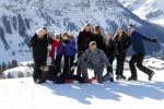 Lech 25 februari 2019
Koning Willem-Alexander, Koningin MÃ¡xima, Prinses Beatrix, Prins Constantijn, Prinses Laurentien en de prinsessen Amalia, Alexia en Ariane samen met Eloise, Leonore en Claus-Casimir tijdens de fotosessie tijdens de wintersportvakantie in Lech.