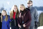 Lech 25 februari 2019
Koning Willem-Alexander, Koningin MÃ¡xima, Prinses Beatrix, Prins Constantijn, Prinses Laurentien en de prinsessen Amalia, Alexia en Ariane samen met Eloise, Leonore en Claus-Casimir tijdens de fotosessie tijdens de wintersportvakantie in Lech.