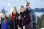 Lech 25 februari 2019
Koning Willem-Alexander, Koningin MÃ¡xima, Prinses Beatrix, Prins Constantijn, Prinses Laurentien en de prinsessen Amalia, Alexia en Ariane samen met Eloise, Leonore en Claus-Casimir tijdens de fotosessie tijdens de wintersportvakantie in Lech.