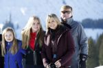 Lech 25 februari 2019
Koning Willem-Alexander, Koningin MÃ¡xima, Prinses Beatrix, Prins Constantijn, Prinses Laurentien en de prinsessen Amalia, Alexia en Ariane samen met Eloise, Leonore en Claus-Casimir tijdens de fotosessie tijdens de wintersportvakantie in Lech.