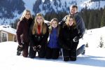 Lech 25 februari 2019
Koning Willem-Alexander, Koningin MÃ¡xima, Prinses Beatrix, Prins Constantijn, Prinses Laurentien en de prinsessen Amalia, Alexia en Ariane samen met Eloise, Leonore en Claus-Casimir tijdens de fotosessie tijdens de wintersportvakantie in Lech.