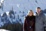 Lech 25 februari 2019
Koning Willem-Alexander, Koningin MÃ¡xima, Prinses Beatrix, Prins Constantijn, Prinses Laurentien en de prinsessen Amalia, Alexia en Ariane samen met Eloise, Leonore en Claus-Casimir tijdens de fotosessie tijdens de wintersportvakantie in Lech.