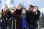 Lech 25 februari 2019
Koning Willem-Alexander, Koningin MÃ¡xima, Prinses Beatrix, Prins Constantijn, Prinses Laurentien en de prinsessen Amalia, Alexia en Ariane samen met Eloise, Leonore en Claus-Casimir tijdens de fotosessie tijdens de wintersportvakantie in Lech.