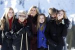 Lech 25 februari 2019
Koning Willem-Alexander, Koningin MÃ¡xima, Prinses Beatrix, Prins Constantijn, Prinses Laurentien en de prinsessen Amalia, Alexia en Ariane samen met Eloise, Leonore en Claus-Casimir tijdens de fotosessie tijdens de wintersportvakantie in Lech.