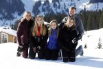 Lech 25 februari 2019
Koning Willem-Alexander, Koningin MÃ¡xima, Prinses Beatrix, Prins Constantijn, Prinses Laurentien en de prinsessen Amalia, Alexia en Ariane samen met Eloise, Leonore en Claus-Casimir tijdens de fotosessie tijdens de wintersportvakantie in Lech.