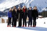Lech 25 februari 2019
Koning Willem-Alexander, Koningin MÃ¡xima, Prinses Beatrix, Prins Constantijn, Prinses Laurentien en de prinsessen Amalia, Alexia en Ariane samen met Eloise, Leonore en Claus-Casimir tijdens de fotosessie tijdens de wintersportvakantie in Lech.
