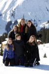 Lech 25 februari 2019
Koning Willem-Alexander, Koningin MÃ¡xima, Prinses Beatrix, Prins Constantijn, Prinses Laurentien en de prinsessen Amalia, Alexia en Ariane samen met Eloise, Leonore en Claus-Casimir tijdens de fotosessie tijdens de wintersportvakantie in Lech.