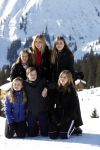 Lech 25 februari 2019
Koning Willem-Alexander, Koningin MÃ¡xima, Prinses Beatrix, Prins Constantijn, Prinses Laurentien en de prinsessen Amalia, Alexia en Ariane samen met Eloise, Leonore en Claus-Casimir tijdens de fotosessie tijdens de wintersportvakantie in Lech.