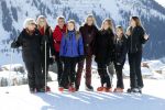 Lech 25 februari 2019
Koning Willem-Alexander, Koningin MÃ¡xima, Prinses Beatrix, Prins Constantijn, Prinses Laurentien en de prinsessen Amalia, Alexia en Ariane samen met Eloise, Leonore en Claus-Casimir tijdens de fotosessie tijdens de wintersportvakantie in Lech.