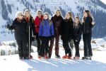 Lech 25 februari 2019
Koning Willem-Alexander, Koningin MÃ¡xima, Prinses Beatrix, Prins Constantijn, Prinses Laurentien en de prinsessen Amalia, Alexia en Ariane samen met Eloise, Leonore en Claus-Casimir tijdens de fotosessie tijdens de wintersportvakantie in Lech.