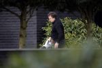Blaricum 9 februari 2019
Marco Borsato met bladerenblower bij zijn huis. Daarna gaat hij lunchen met zijn vrouw Leontine Borsato