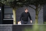 Blaricum 9 februari 2019
Marco Borsato met bladerenblower bij zijn huis. Daarna gaat hij lunchen met zijn vrouw Leontine Borsato