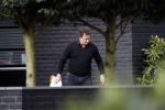 Blaricum 9 februari 2019
Marco Borsato met bladerenblower bij zijn huis. Daarna gaat hij lunchen met zijn vrouw Leontine Borsato