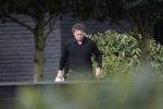 Blaricum 9 februari 2019
Marco Borsato met bladerenblower bij zijn huis. Daarna gaat hij lunchen met zijn vrouw Leontine Borsato