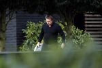 Blaricum 9 februari 2019
Marco Borsato met bladerenblower bij zijn huis. Daarna gaat hij lunchen met zijn vrouw Leontine Borsato