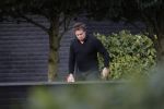Blaricum 9 februari 2019
Marco Borsato met bladerenblower bij zijn huis. Daarna gaat hij lunchen met zijn vrouw Leontine Borsato