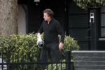 Blaricum 9 februari 2019
Marco Borsato met bladerenblower bij zijn huis. Daarna gaat hij lunchen met zijn vrouw Leontine Borsato