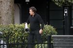Blaricum 9 februari 2019
Marco Borsato met bladerenblower bij zijn huis. Daarna gaat hij lunchen met zijn vrouw Leontine Borsato