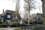Blaricum 9 februari 2019
Marco Borsato met bladerenblower bij zijn huis. Daarna gaat hij lunchen met zijn vrouw Leontine Borsato