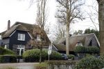 Blaricum 9 februari 2019
Marco Borsato met bladerenblower bij zijn huis. Daarna gaat hij lunchen met zijn vrouw Leontine Borsato
