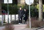 Blaricum 9 februari 2019
Marco Borsato met bladerenblower bij zijn huis. Daarna gaat hij lunchen met zijn vrouw Leontine Borsato