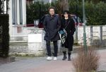 Blaricum 9 februari 2019
Marco Borsato met bladerenblower bij zijn huis. Daarna gaat hij lunchen met zijn vrouw Leontine Borsato
