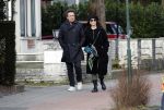 Blaricum 9 februari 2019
Marco Borsato met bladerenblower bij zijn huis. Daarna gaat hij lunchen met zijn vrouw Leontine Borsato