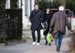 Blaricum 9 februari 2019
Marco Borsato met bladerenblower bij zijn huis. Daarna gaat hij lunchen met zijn vrouw Leontine Borsato