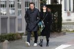 Blaricum 9 februari 2019
Marco Borsato met bladerenblower bij zijn huis. Daarna gaat hij lunchen met zijn vrouw Leontine Borsato