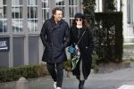 Blaricum 9 februari 2019
Marco Borsato met bladerenblower bij zijn huis. Daarna gaat hij lunchen met zijn vrouw Leontine Borsato