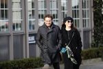 Blaricum 9 februari 2019
Marco Borsato met bladerenblower bij zijn huis. Daarna gaat hij lunchen met zijn vrouw Leontine Borsato