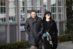 Blaricum 9 februari 2019
Marco Borsato met bladerenblower bij zijn huis. Daarna gaat hij lunchen met zijn vrouw Leontine Borsato