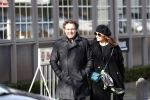 Blaricum 9 februari 2019
Marco Borsato met bladerenblower bij zijn huis. Daarna gaat hij lunchen met zijn vrouw Leontine Borsato