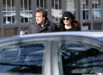 Blaricum 9 februari 2019
Marco Borsato met bladerenblower bij zijn huis. Daarna gaat hij lunchen met zijn vrouw Leontine Borsato