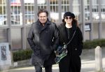 Blaricum 9 februari 2019
Marco Borsato met bladerenblower bij zijn huis. Daarna gaat hij lunchen met zijn vrouw Leontine Borsato