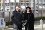 Blaricum 9 februari 2019
Marco Borsato met bladerenblower bij zijn huis. Daarna gaat hij lunchen met zijn vrouw Leontine Borsato