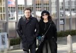 Blaricum 9 februari 2019
Marco Borsato met bladerenblower bij zijn huis. Daarna gaat hij lunchen met zijn vrouw Leontine Borsato