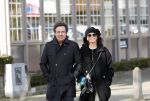 Blaricum 9 februari 2019
Marco Borsato met bladerenblower bij zijn huis. Daarna gaat hij lunchen met zijn vrouw Leontine Borsato