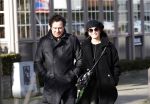 Blaricum 9 februari 2019
Marco Borsato met bladerenblower bij zijn huis. Daarna gaat hij lunchen met zijn vrouw Leontine Borsato