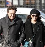 Blaricum 9 februari 2019
Marco Borsato met bladerenblower bij zijn huis. Daarna gaat hij lunchen met zijn vrouw Leontine Borsato