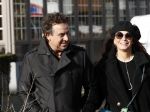 Blaricum 9 februari 2019
Marco Borsato met bladerenblower bij zijn huis. Daarna gaat hij lunchen met zijn vrouw Leontine Borsato